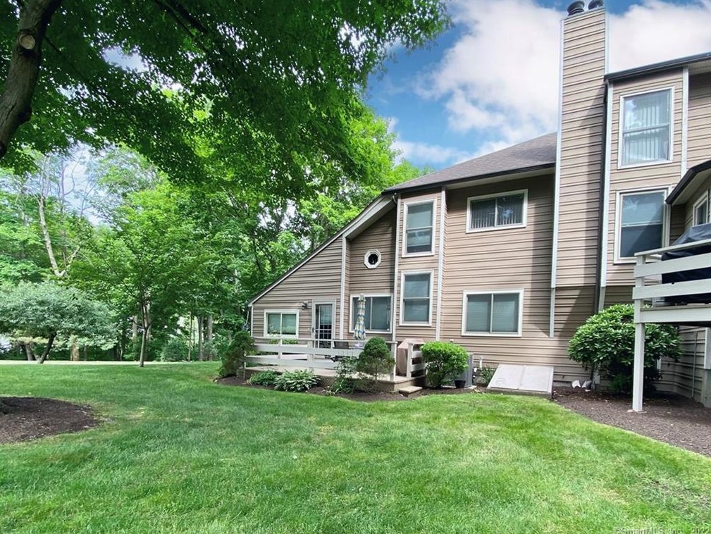 7 Meeting House Ln, Huntington, CT 06484-2868