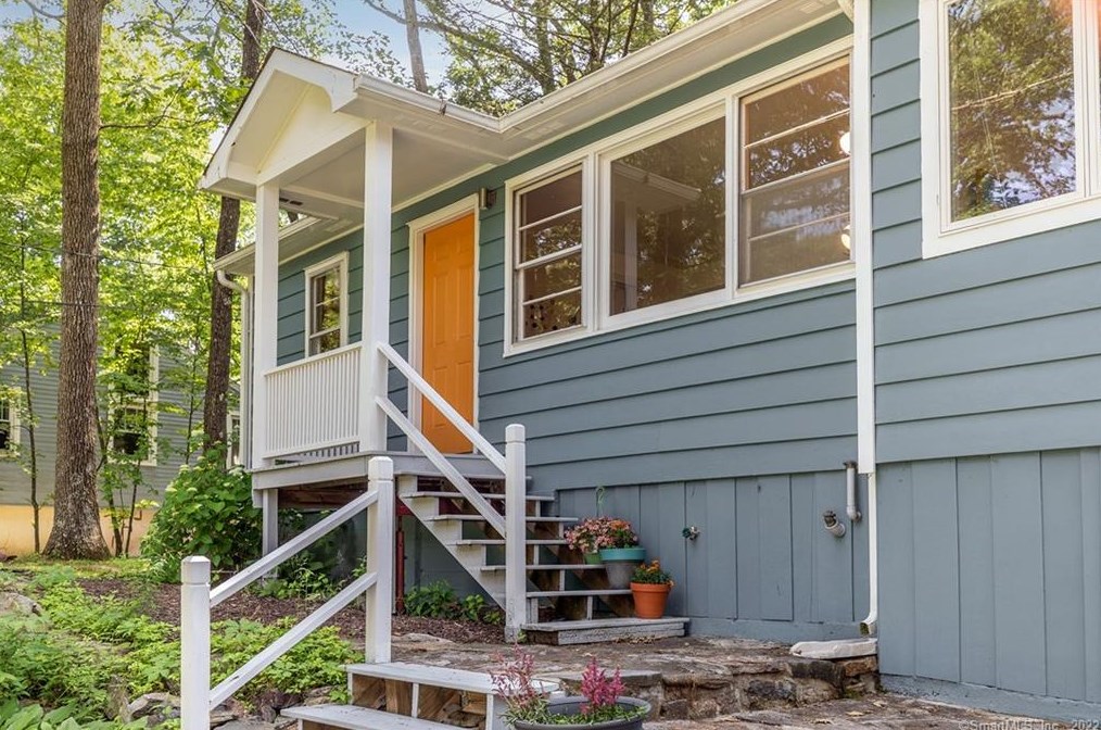18 Paul St, Danbury, CT 06810-8329