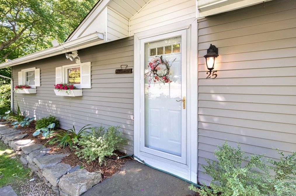 25 Overlook Dr, East Haddam, CT 06423-1221