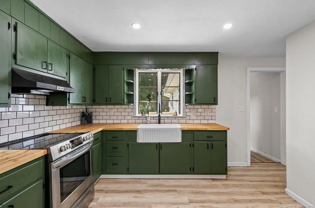 64 Parkview St, Meriden CT  06451-5235 exterior