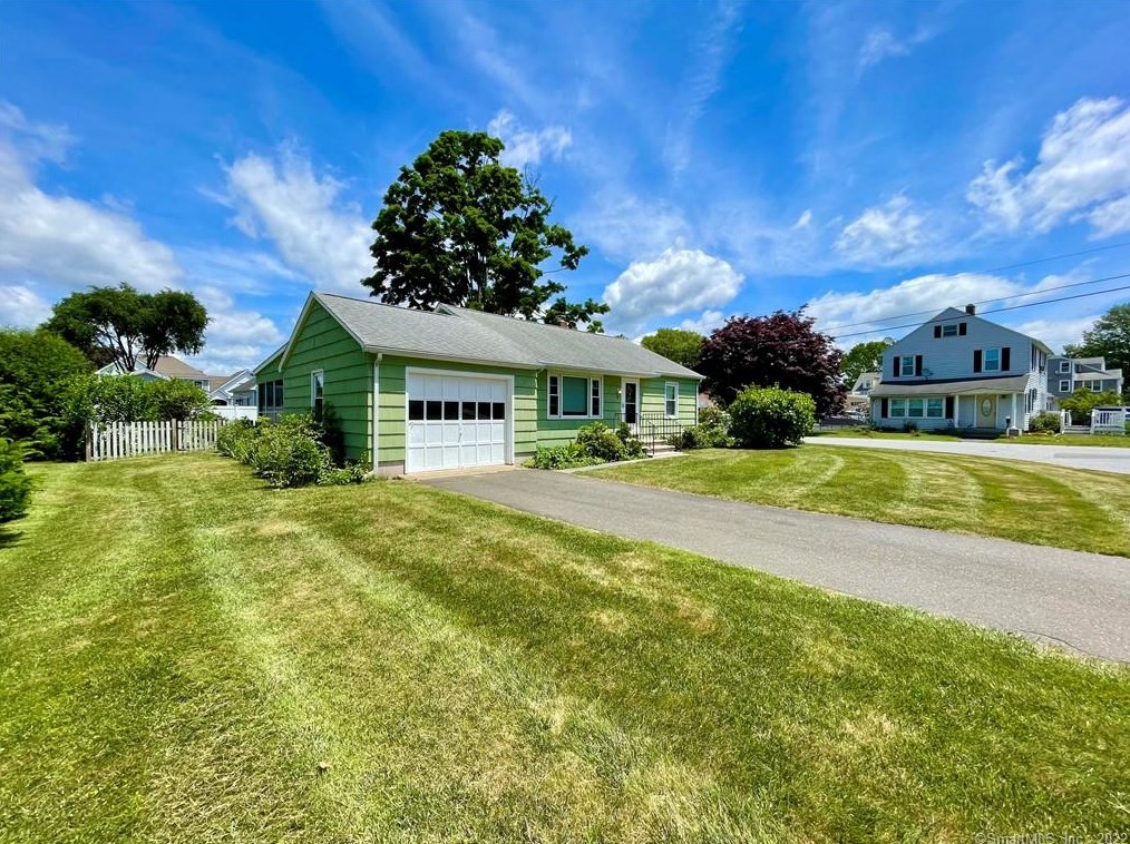 37 Maplewood St, Fenwick CT  06475-2131 exterior