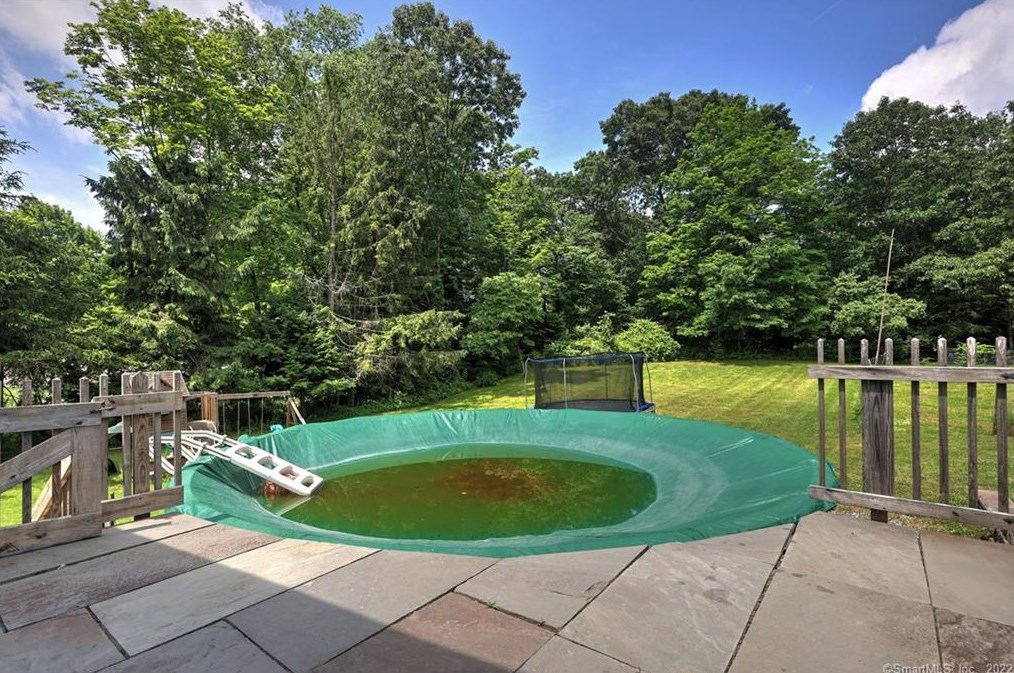 37 Acorn Hl Rd, New Haven CT 06525-1019 exterior