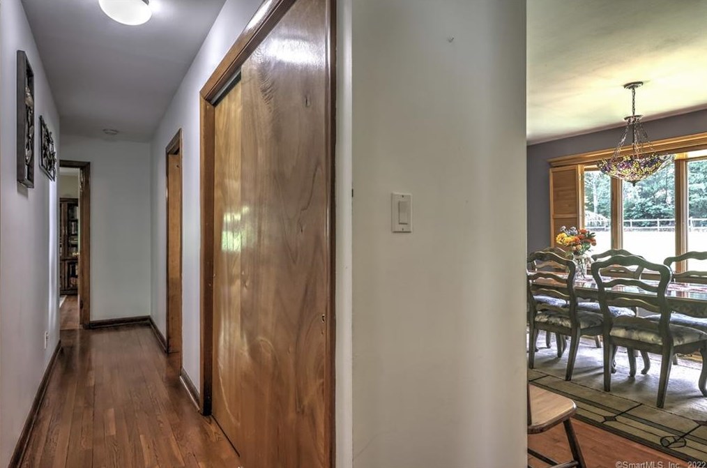 37 Acorn Hl Rd, New Haven CT 06525-1019 exterior