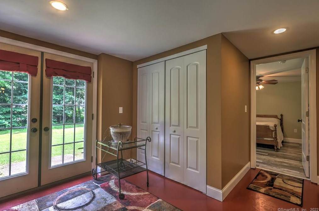 37 Acorn Hl Rd, New Haven CT 06525-1019 exterior