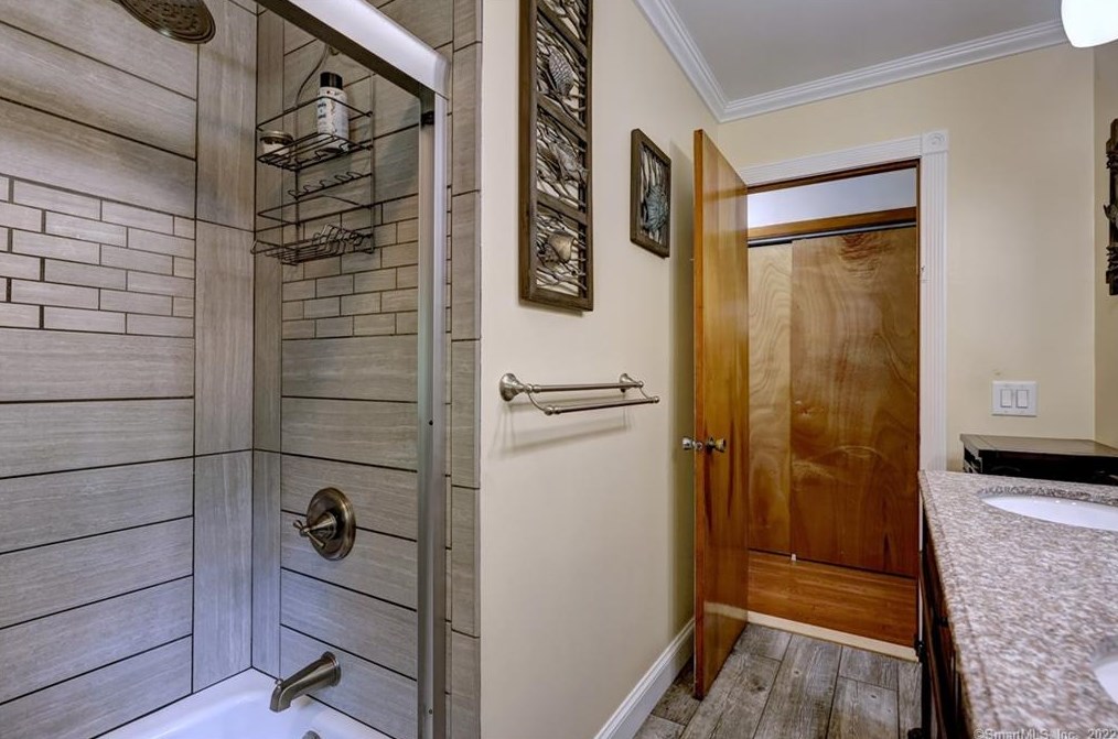 37 Acorn Hl Rd, New Haven CT 06525-1019 exterior