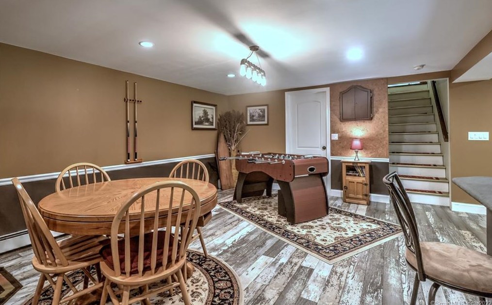 37 Acorn Hl Rd, New Haven CT 06525-1019 exterior