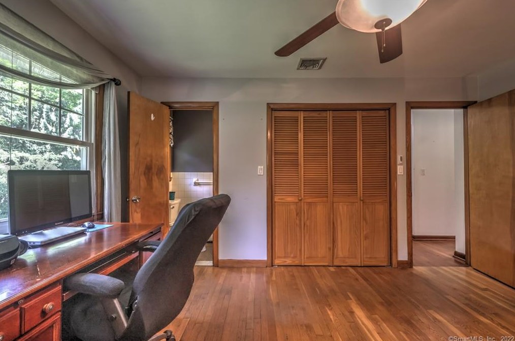 37 Acorn Hl Rd, New Haven CT 06525-1019 exterior