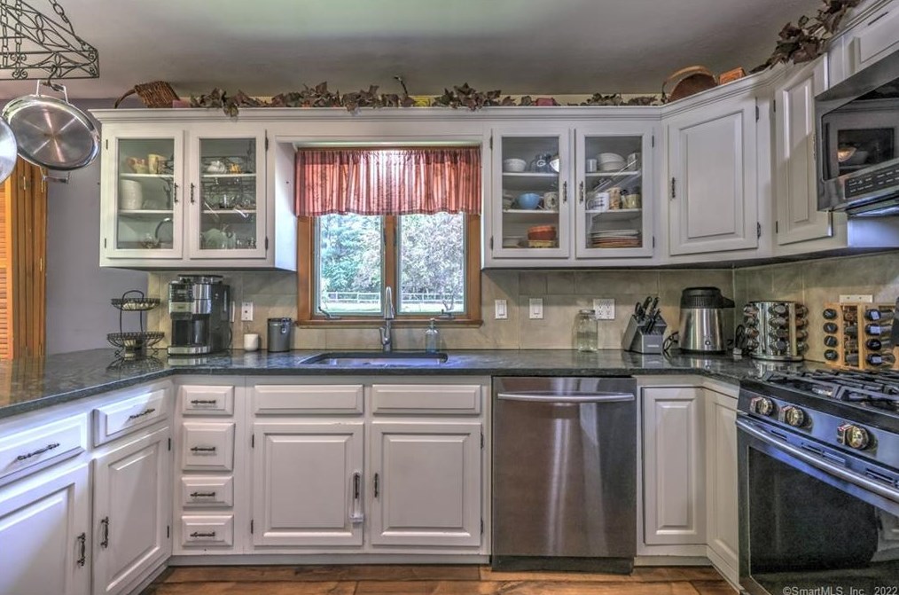 37 Acorn Hl Rd, New Haven CT 06525-1019 exterior