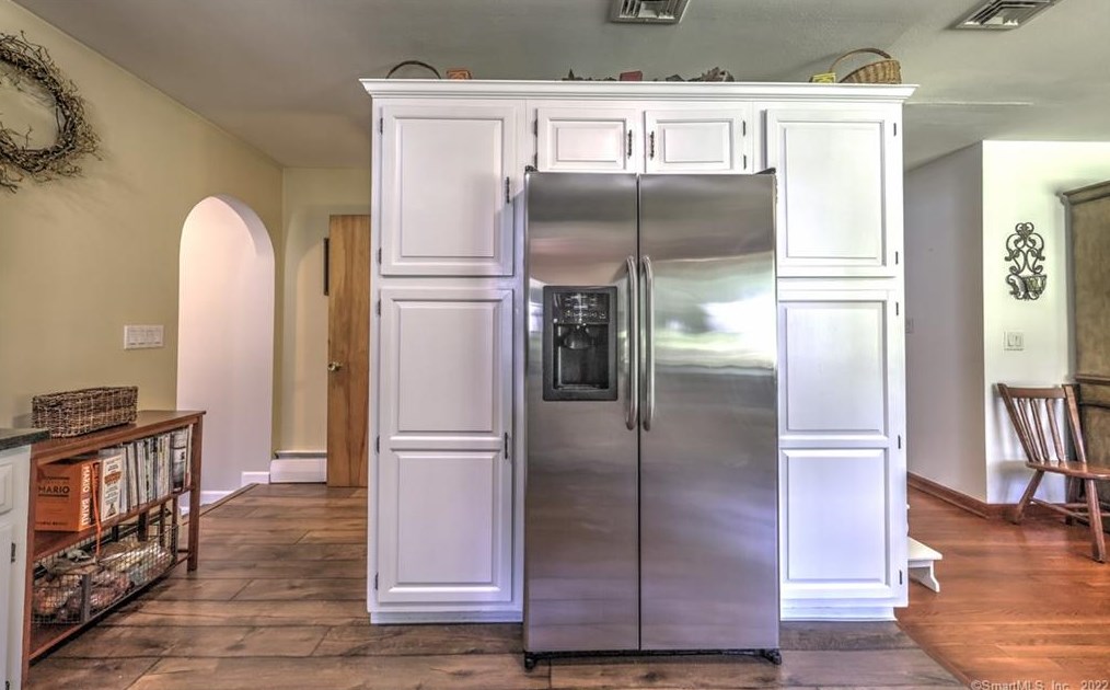 37 Acorn Hl Rd, New Haven CT 06525-1019 exterior