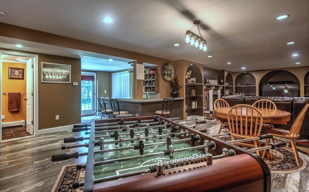 37 Acorn Hl Rd, New Haven CT 06525-1019 exterior