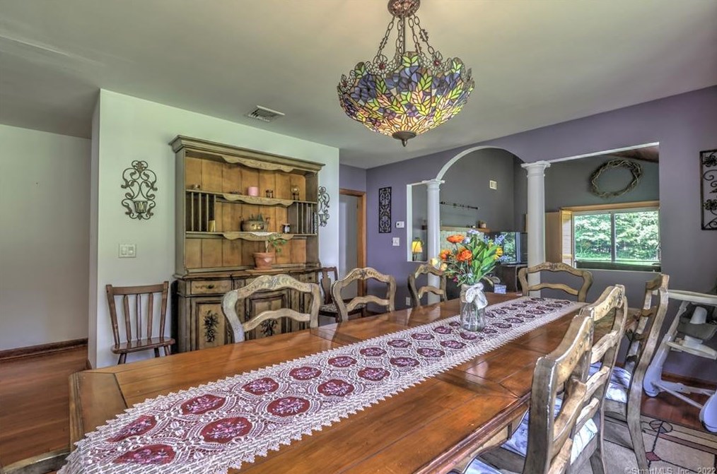 37 Acorn Hl Rd, New Haven CT 06525-1019 exterior