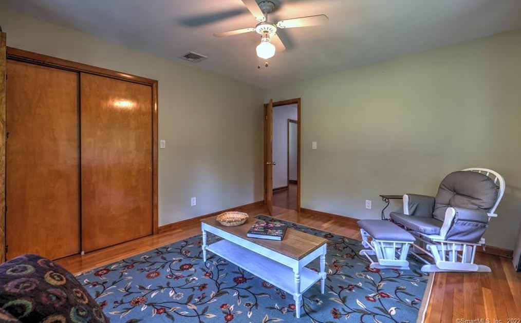 37 Acorn Hl Rd, New Haven CT 06525-1019 exterior