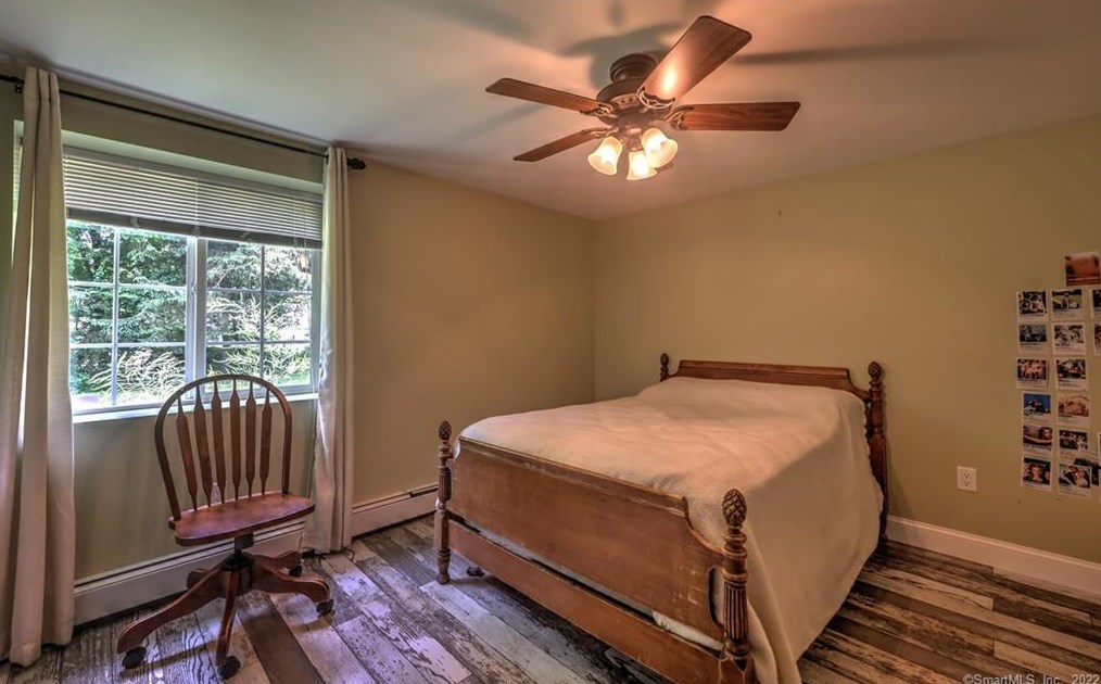 37 Acorn Hl Rd, New Haven CT 06525-1019 exterior