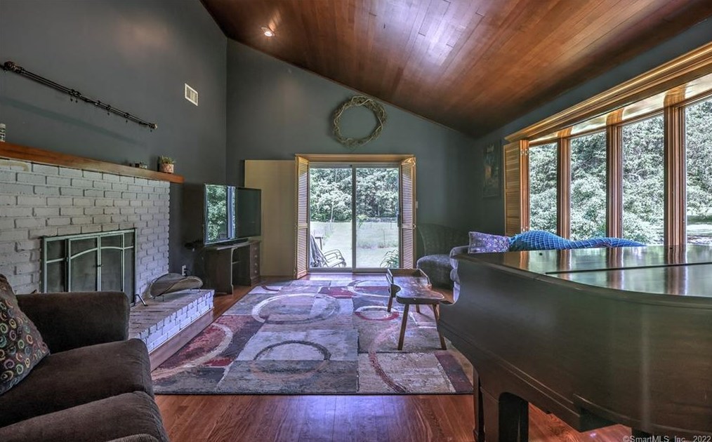 37 Acorn Hl Rd, New Haven CT 06525-1019 exterior