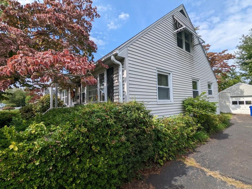 36 Kenlock St, Hartford, CT 06111-3927
