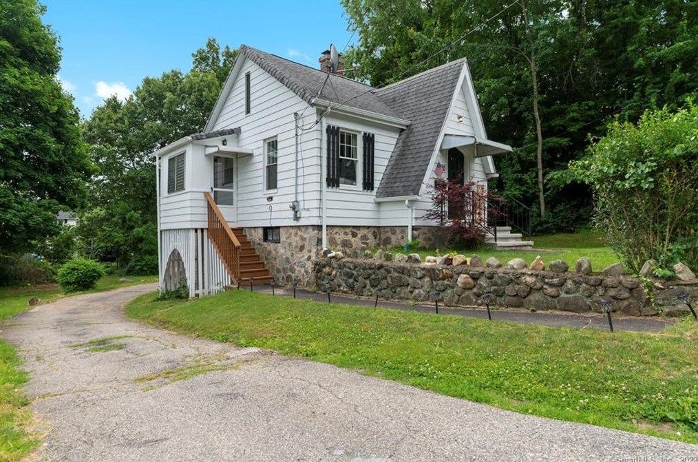90 Chester Ave, Waterbury, CT 06704