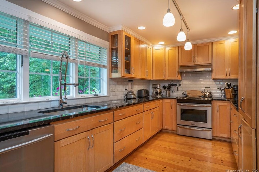 85 Brainard Rd, Hartford CT 06114-1601 exterior