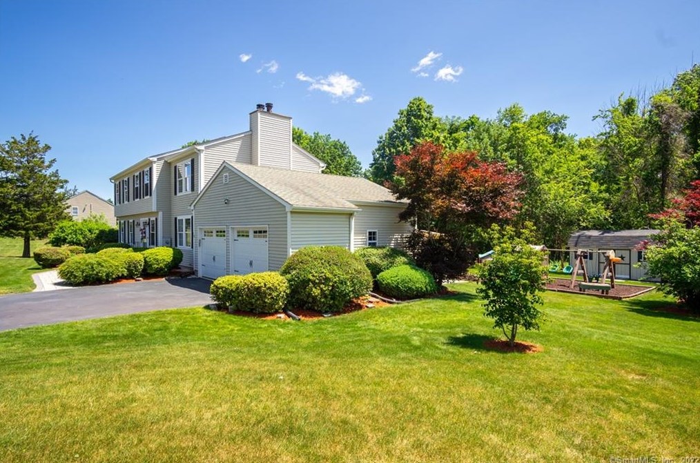 110 Springwood Ln, Bloomfield, CT 06002