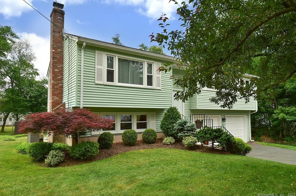 42 Kenwood Dr, Vernon, CT 06066-3909