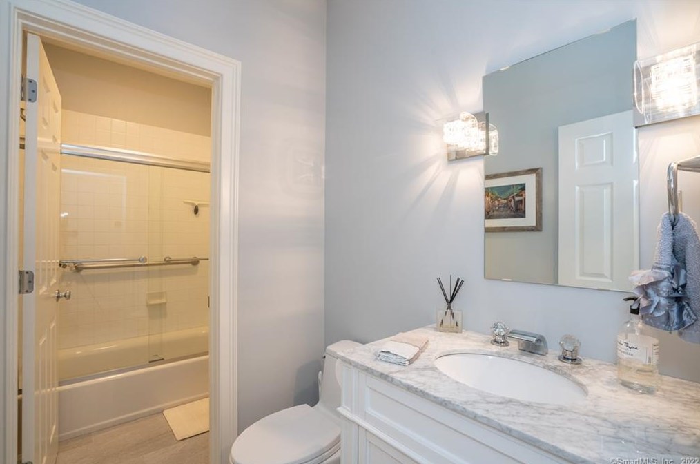 41 Brian Ln, Avon CT 06001-3530 exterior