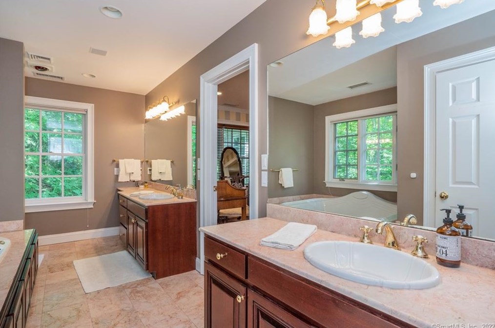 41 Brian Ln, Avon CT 06001-3530 exterior