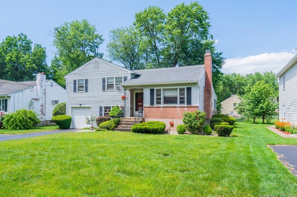 34 Grenhart St, Hartford, CT 06117-2105