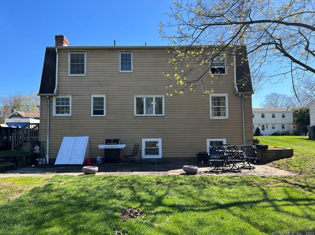 8 Jeanette Dr, Plainville, CT 06062