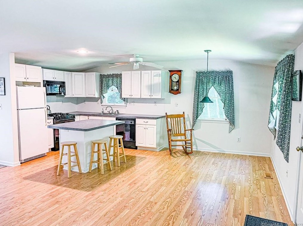 2 Hurd Bridge Rd, Clinton, CT 06413