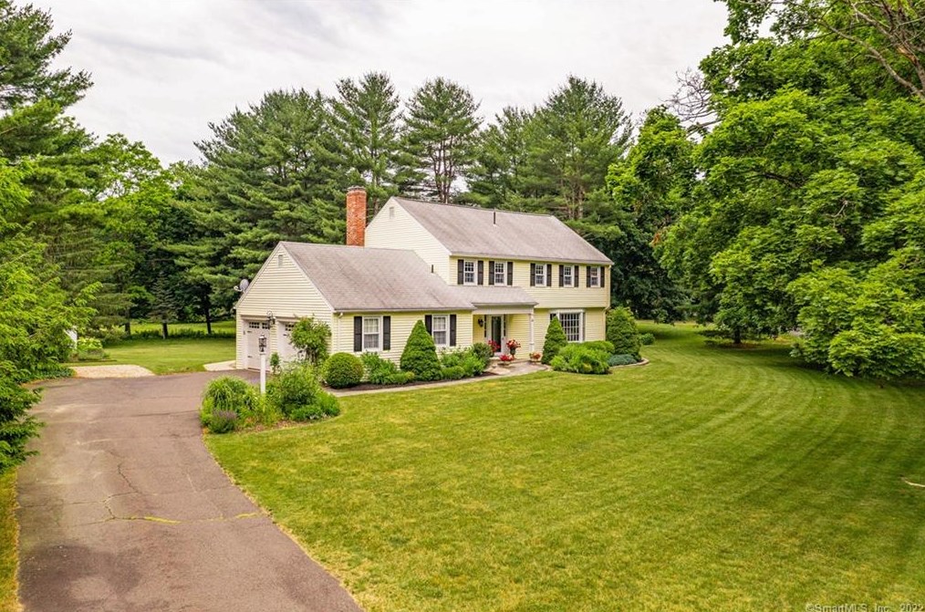 16 Huckleberry Ln, Simsbury, CT 06092-2612