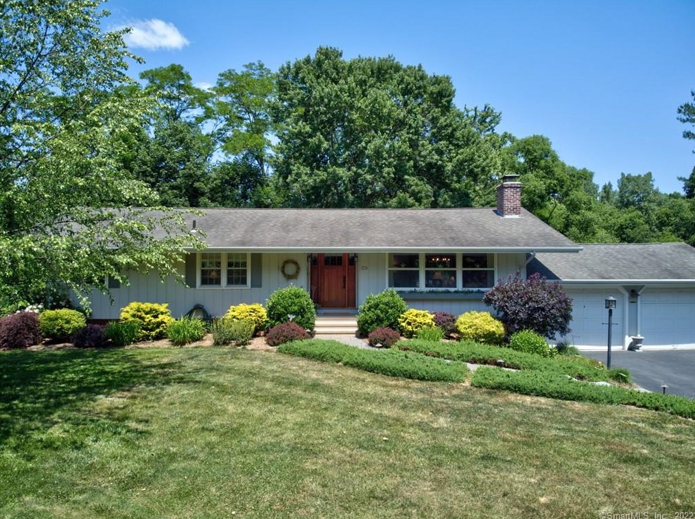 111 Russo Dr, Guilford, CT 06437 exterior