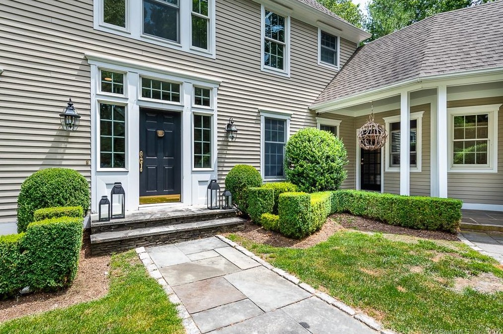 49 Brookhills Rd, Branford, CT 06405