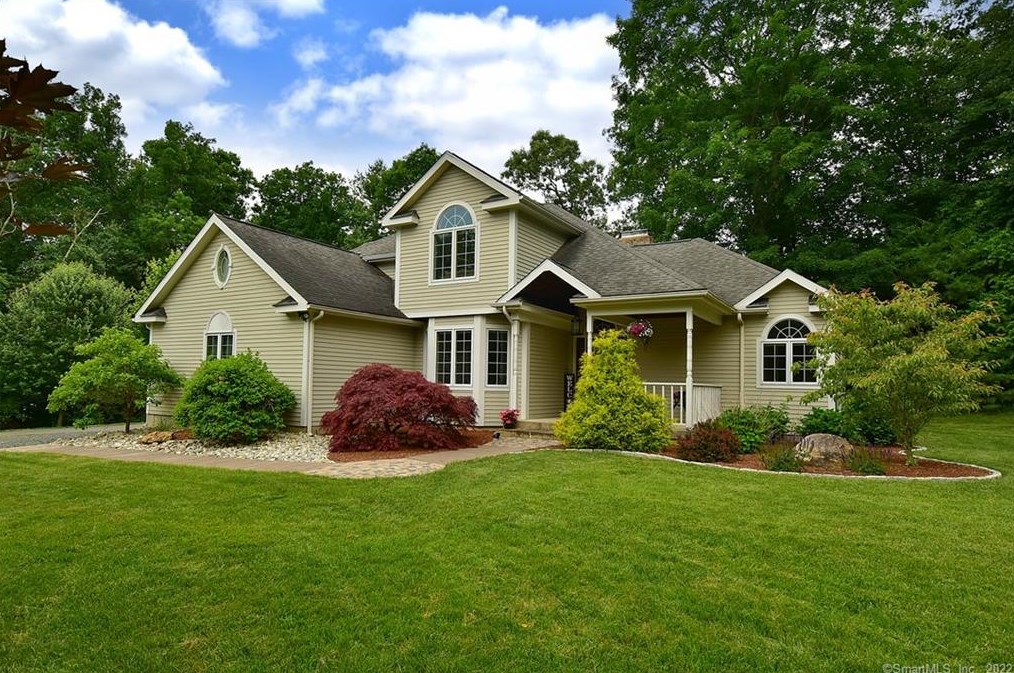 15 Avebury Ln, Tolland, CT 06084-3552