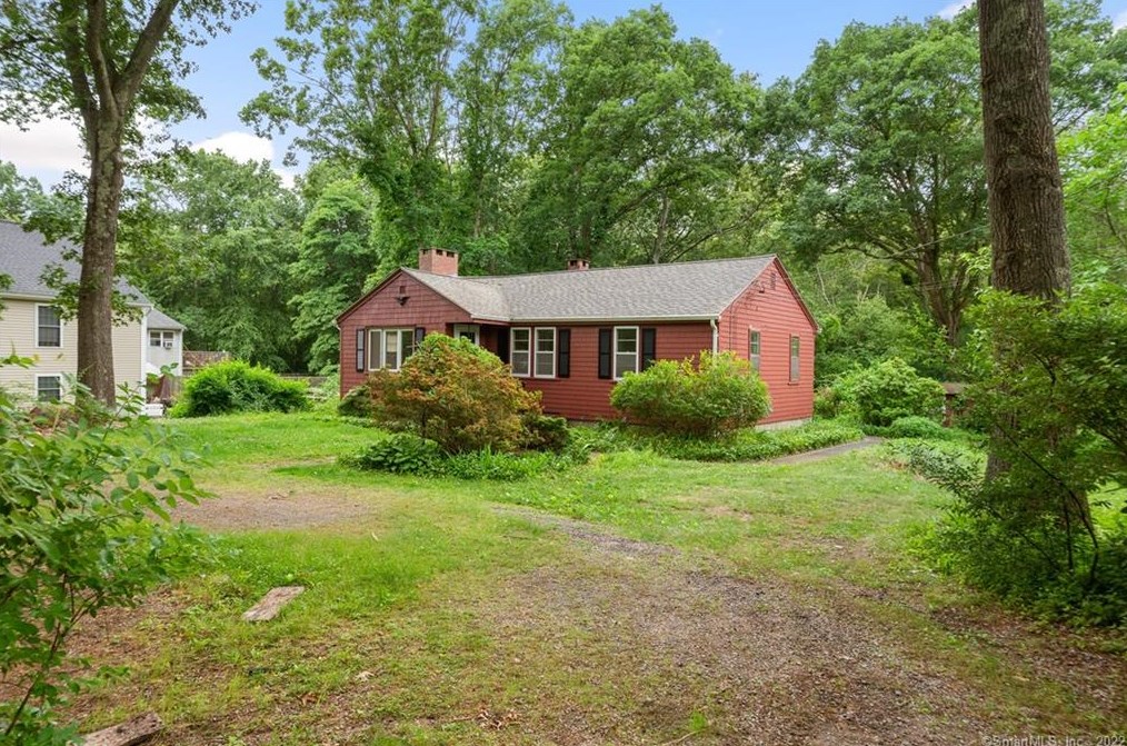 18 Clarence Ave, Pawcatuck, CT 06379-2012