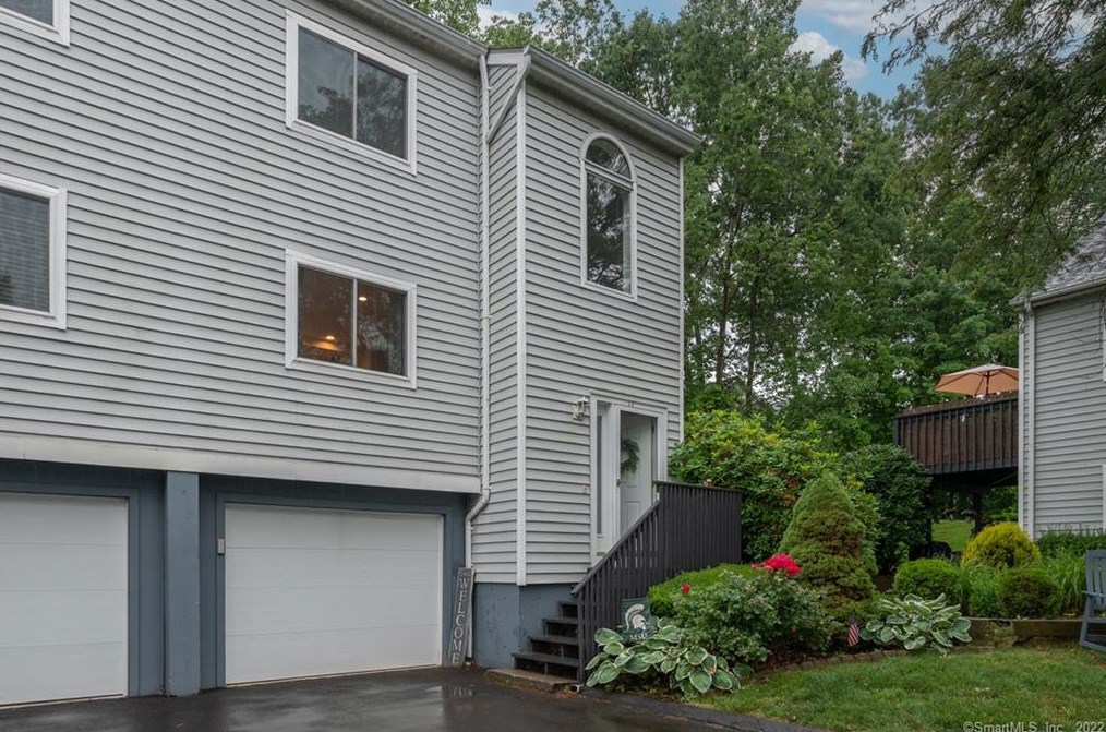 11 Sunridge Ln, Cromwell, CT 06416-2506