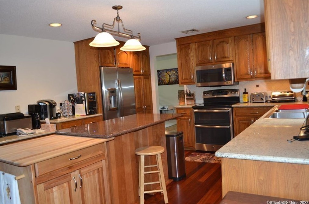 22 Timber Ridge Dr, Simsbury CT  06070-1667 exterior