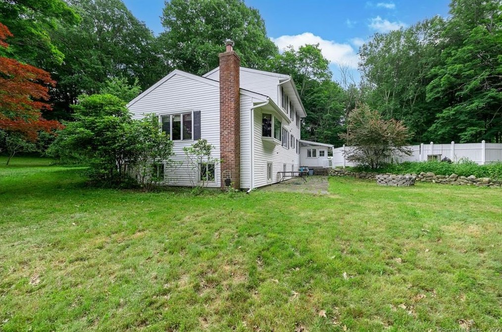 5 Autumn Ln, Northville, CT 06776-2678