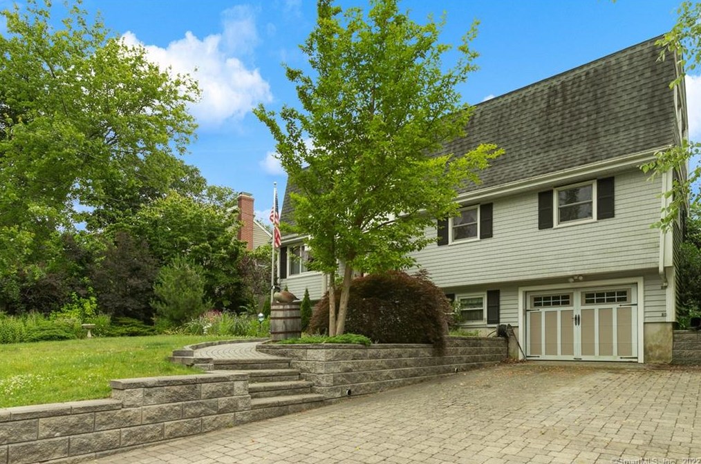 8 Hickory Dr, Chesterfield, CT 06370