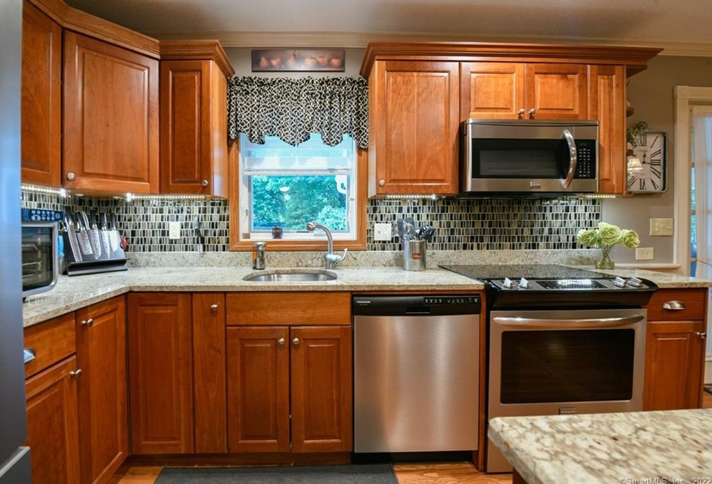136 Oak Dr, Watertown, CT 06795 exterior