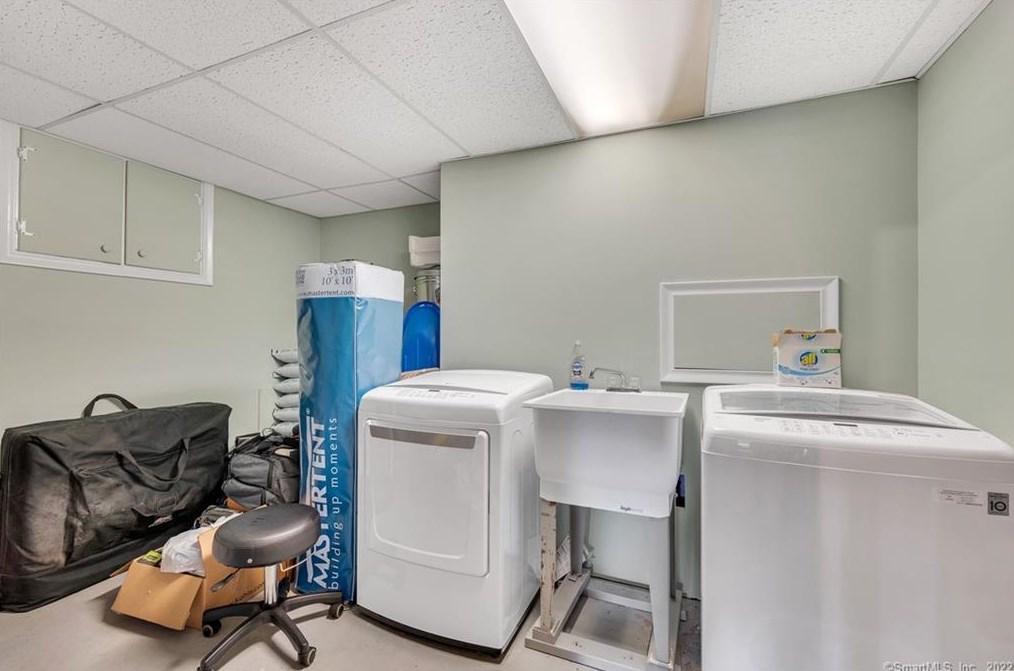 11 Heather Ct, Cromwell CT  06416-1837 exterior