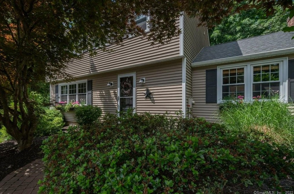 10 Foxwood Ct, Cheshire, CT 06410