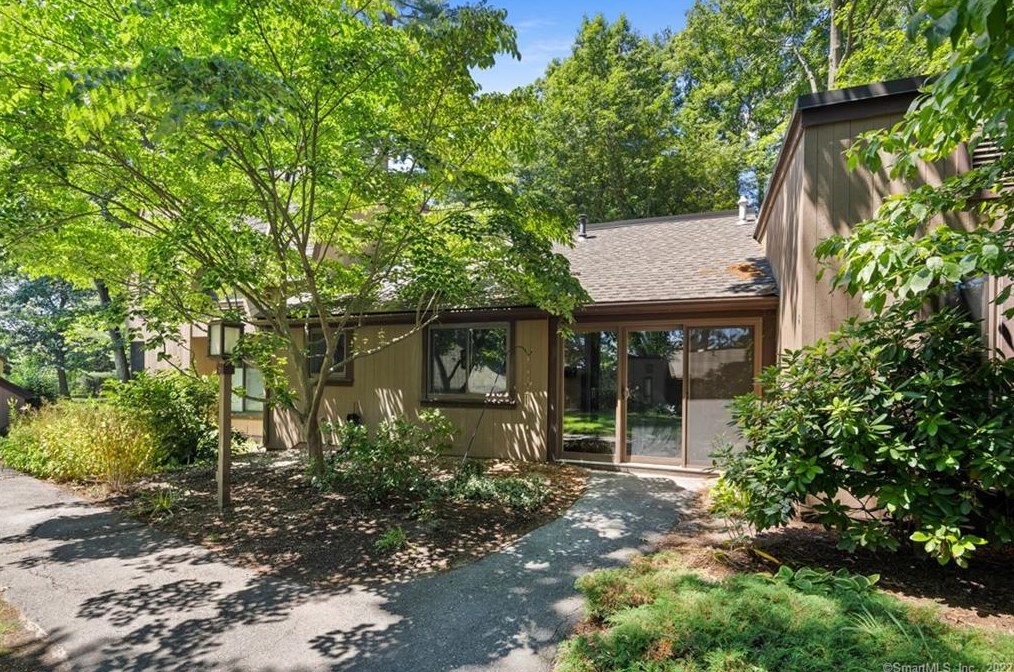 8 Canterbury Ln, Avon, CT 06001-4509