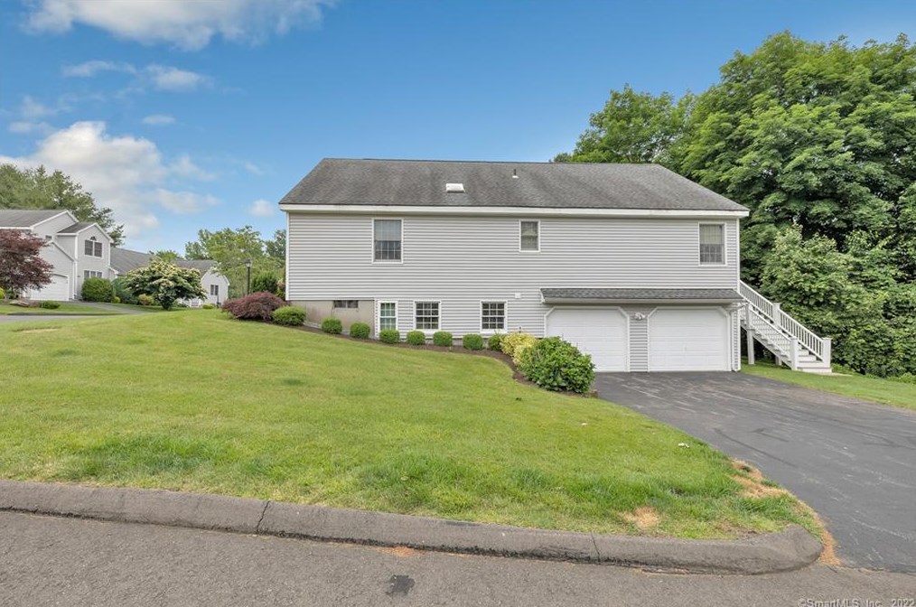 404 Canoe Brook #404, Huntington, CT 06484