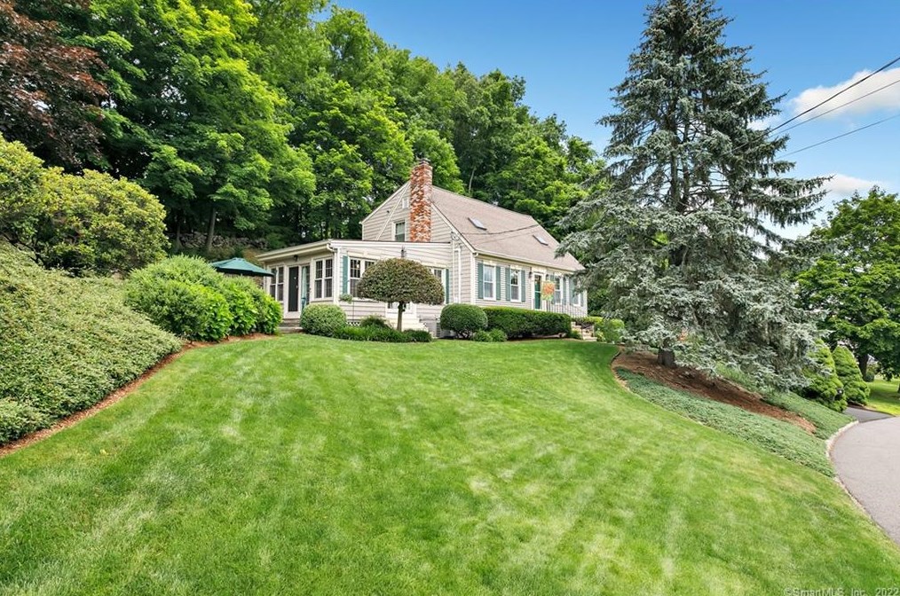 2 10 Coat Ln, Huntington, CT 06484