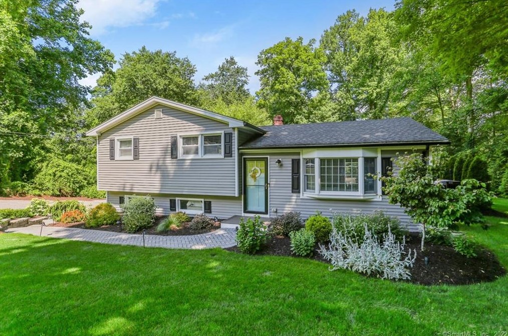 15 Woodfield Dr, Huntington, CT 06484