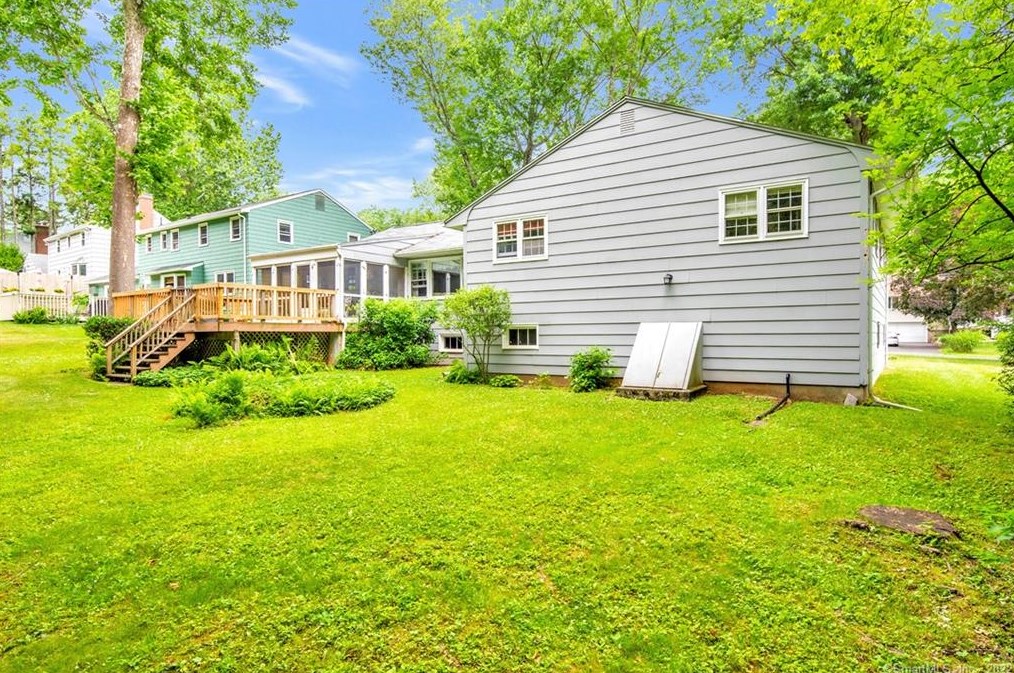 55 Richmond Ln, Hartford, CT 06117-1627