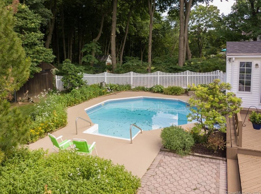 872 Wolf Hill Rd, Cheshire, CT 06410