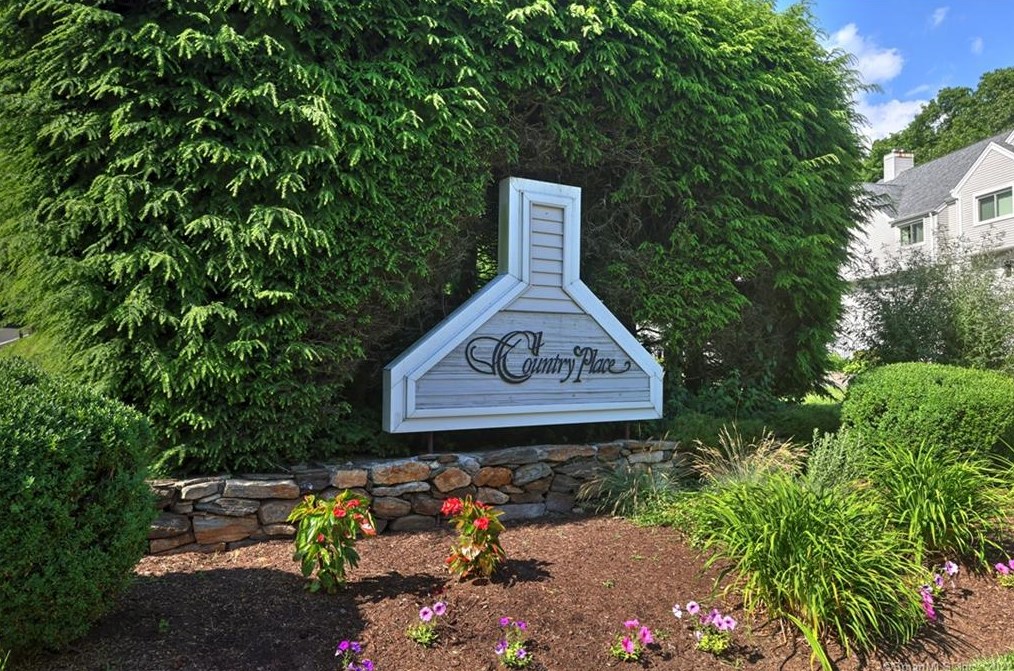 9 Country Pl #9, Huntington, CT 06484