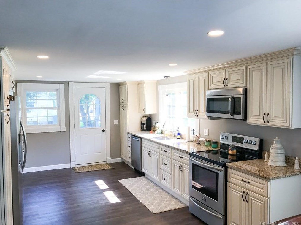 66 Nehantic Dr, Niantic, CT 06357