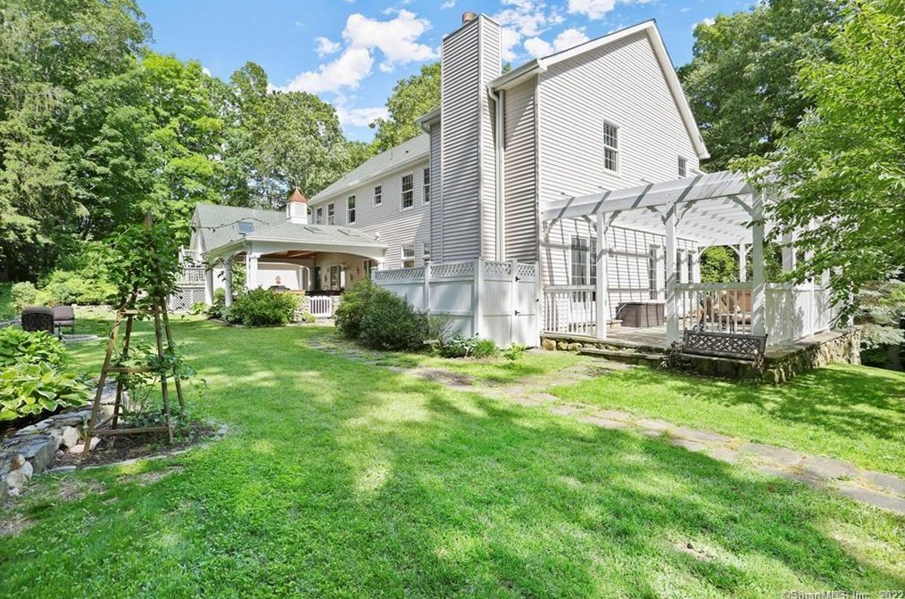 510 Woodbine Rd, Stamford, CT 06903