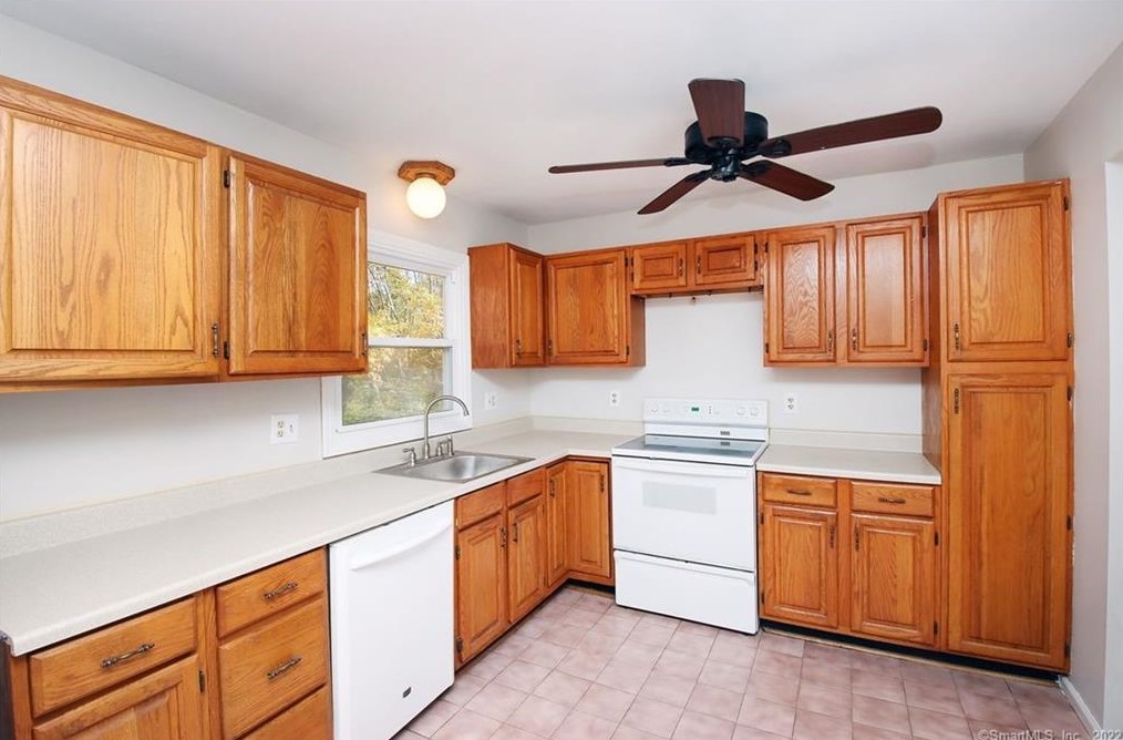 3 Webster Pl, Newtown, CT 06470-1837